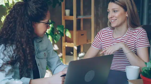 orthophoniste en discussion